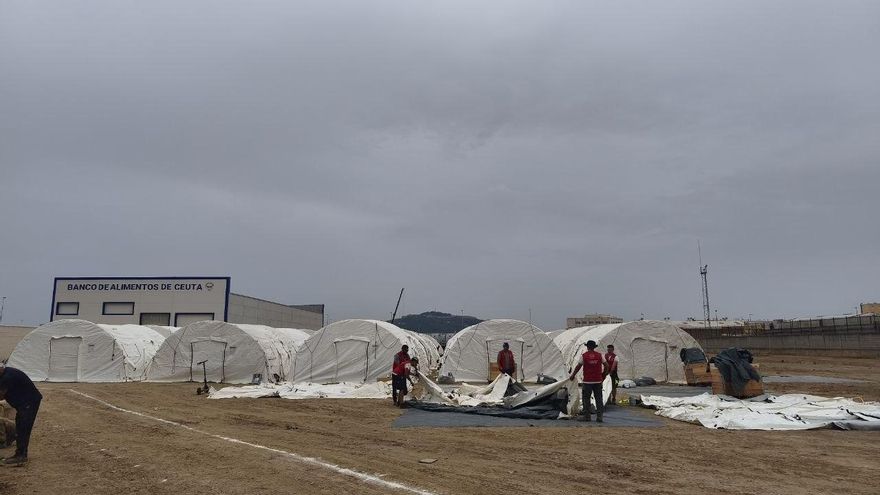 El Gobierno toma el control del puerto de Ceuta para ubicar allí a más de un millar de migrantes