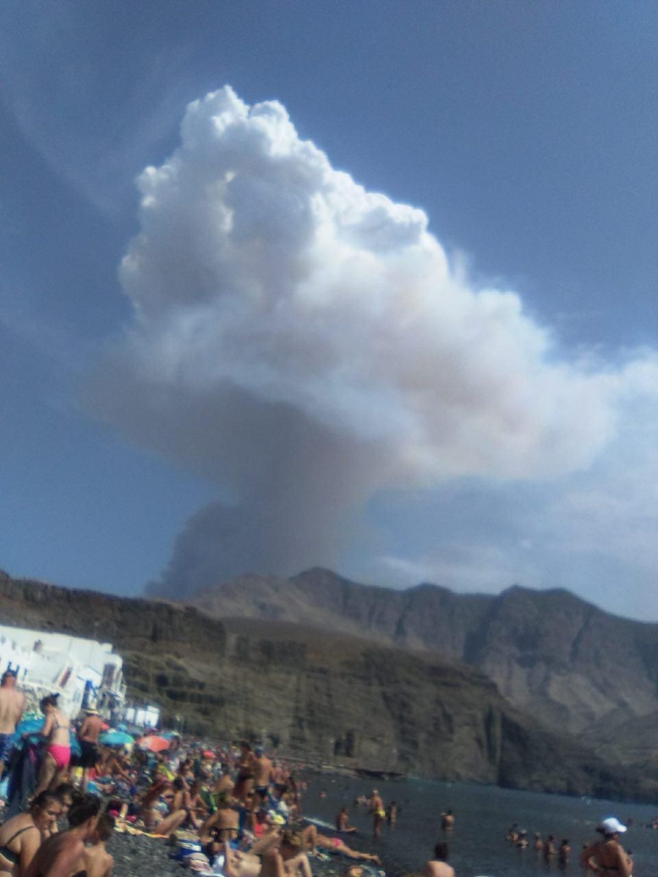 El incendio en Valleseco visto desde Agaete.