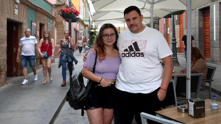 Karen, de 24 años, y Adrián, de 30, en la calle Capitán Quesada, en Gáldar