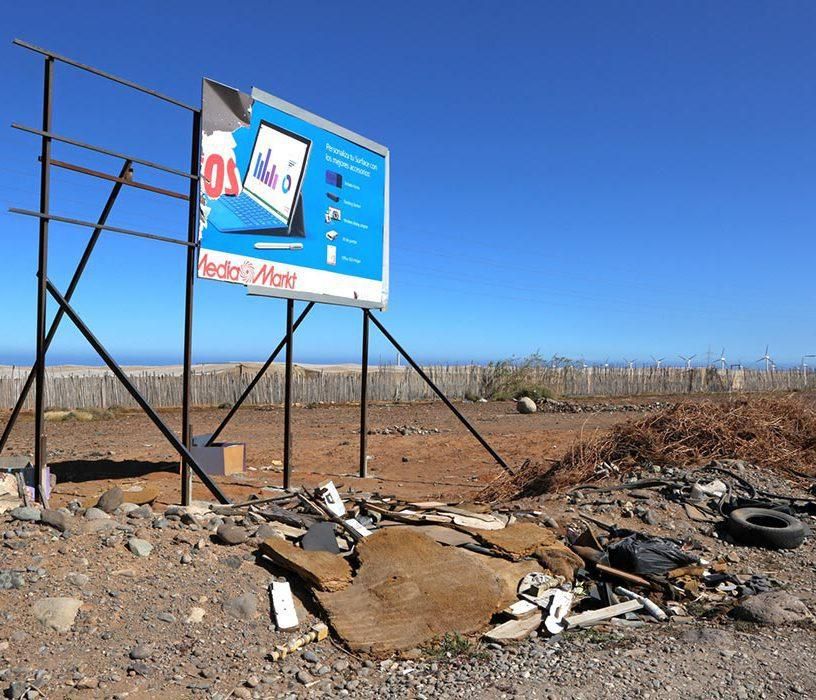 Basura y escombros junto a la GC-1. (Alejandro Ramos).