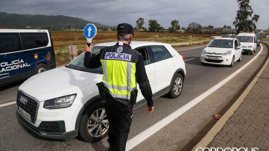 Control policial sobre el tráfico en el perímetro de Córdoba debido al COVID.