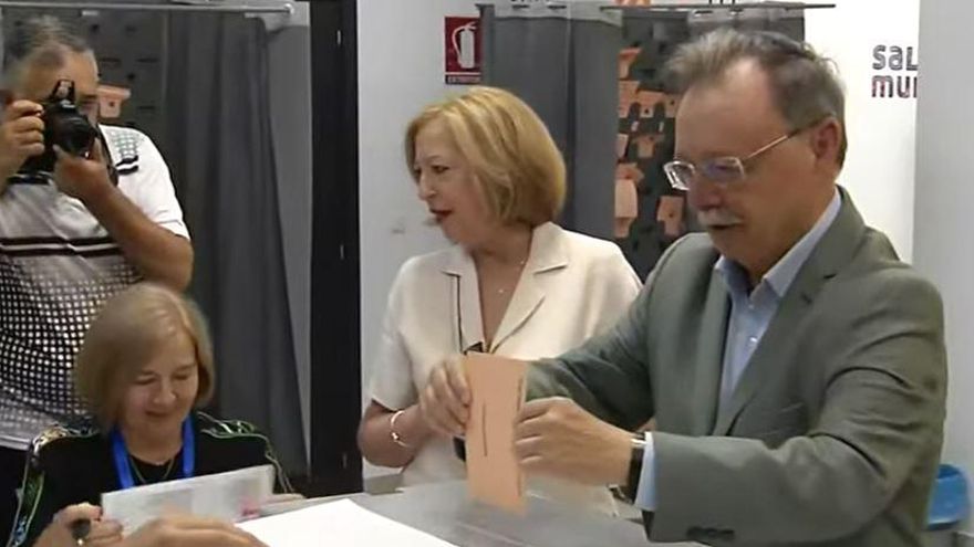 Juan Jesús Vivas deposita su voto este domingo