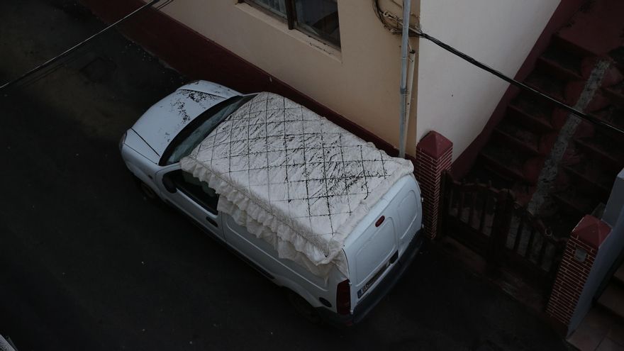 Cenizas sobre un vehículo en Los Llanos de Aridane. / FOTO: ALEJANDRO RAMOS