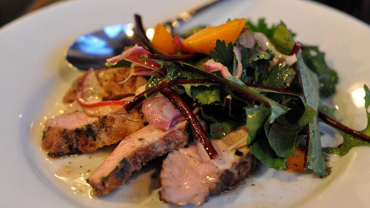 Diente de león con pata de cerdo a la parrilla