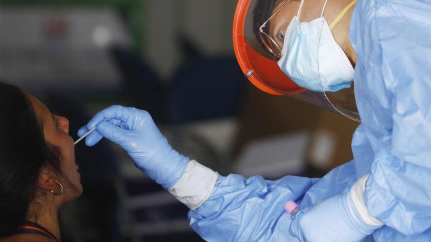 Personal sanitario realiza pruebas PCR. EFE/Salas/Archivo