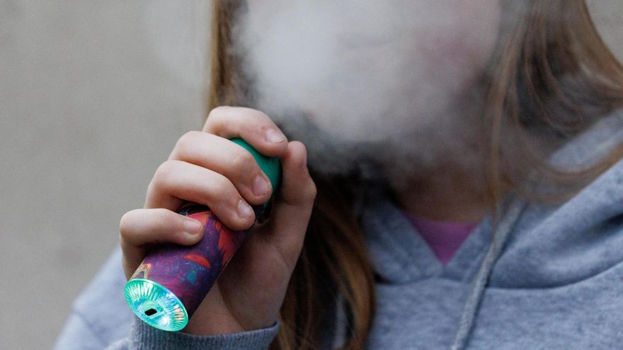 Radiografía del vapeo adolescente: problemas de salud antes de los 18 y una industria con ganancias millonarias