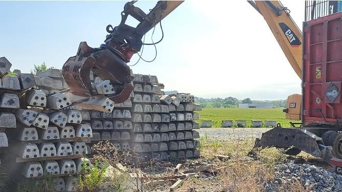 Traviesas de tren acumuladas en un punto antes de procederse a su destrucción, archivo.