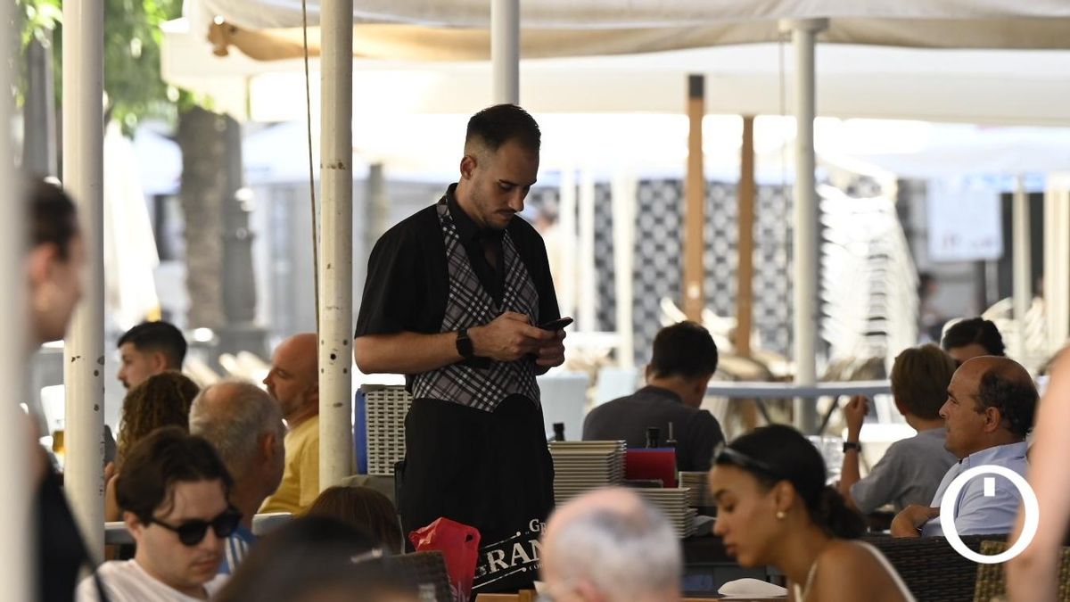 Un camarero trabaja en una terraza de Córdoba.