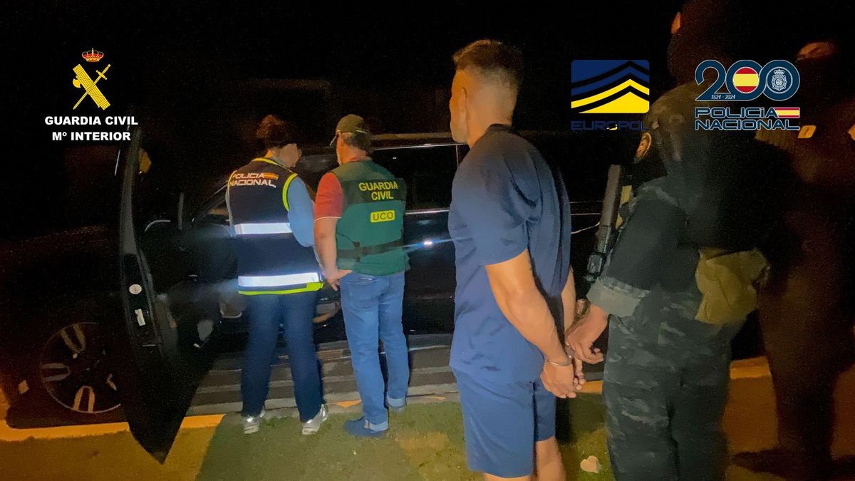 La Guardia Civil y la Policía Nacional durante la detención del marido de la concejala del Partido Popular en la ciudad de Eivissa