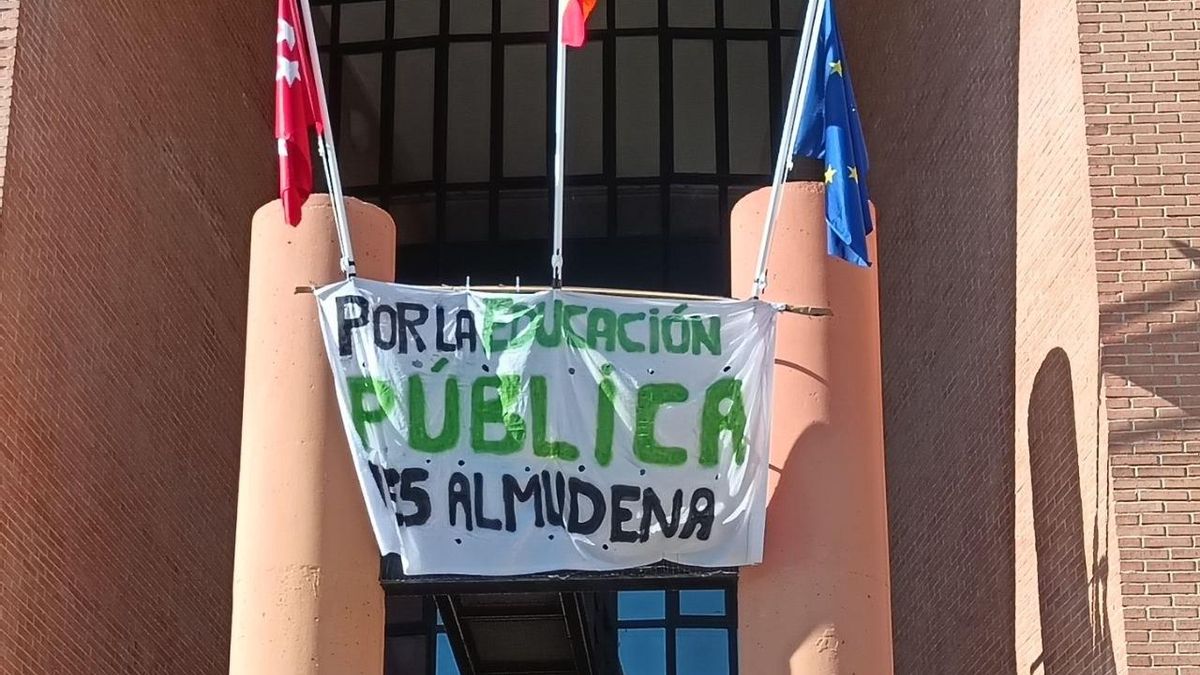 Pancarta a las puertas del IES Nuestra Señora de La Almudena