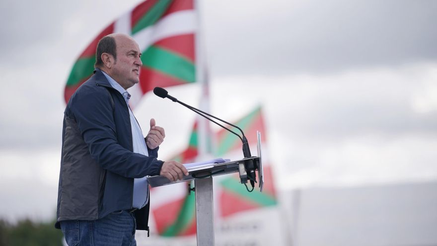 El presidente del EBB del PNV, Andoni Ortuzar, durante su intervención de este domingo en el Alderdi Eguna, en Foronda