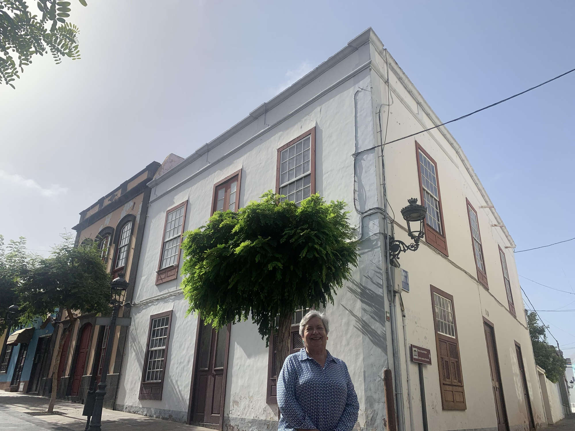 María Remedios Gómez delante de la casa familiar en Los Llanos de Aridane.