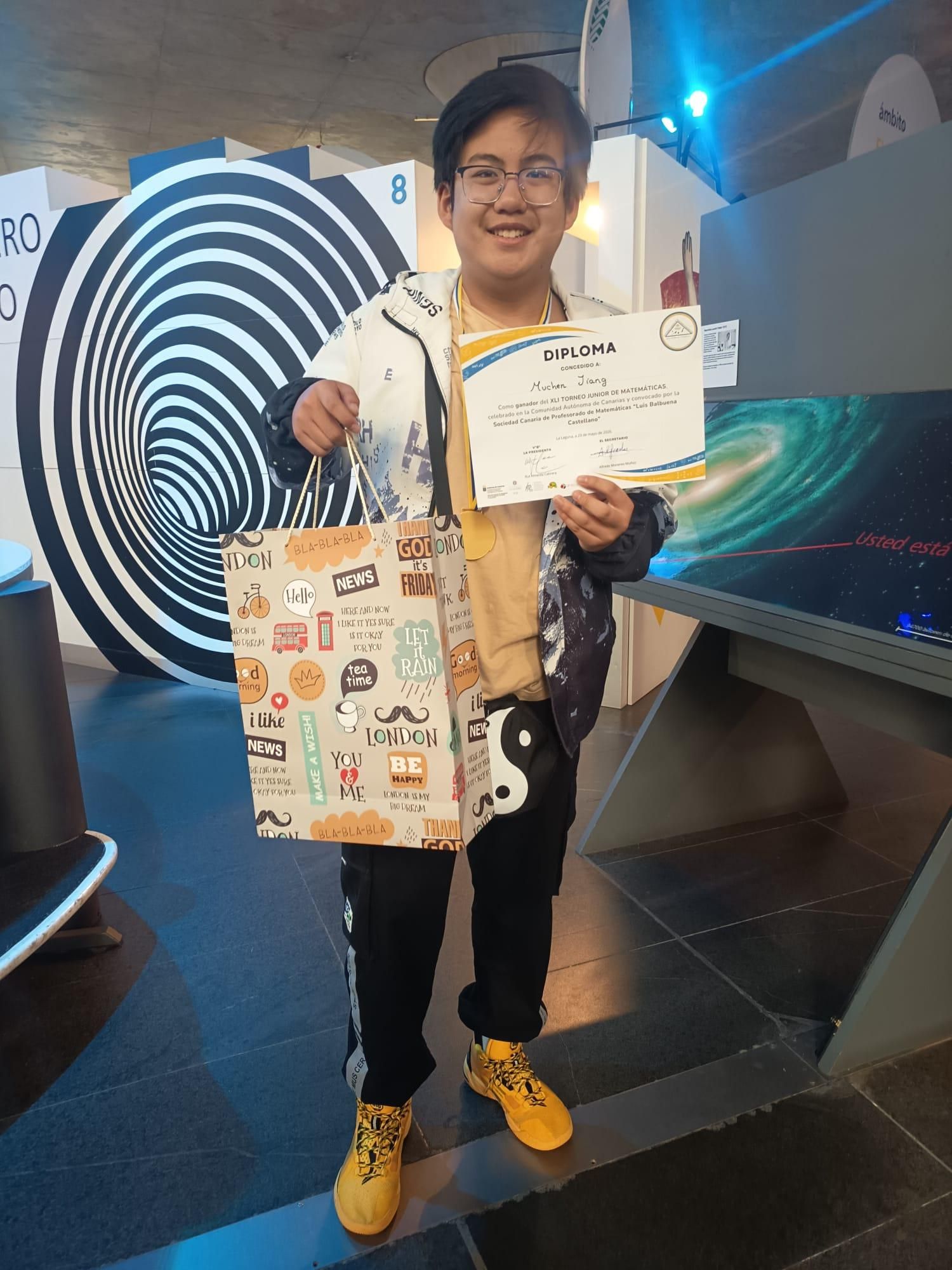 Muchen Jiang, del Colegio Santo Domingo de Guzmán, ganador de la fase final del XLI Torneo Junior de Matemáticas Luis Balbuena Castellano.