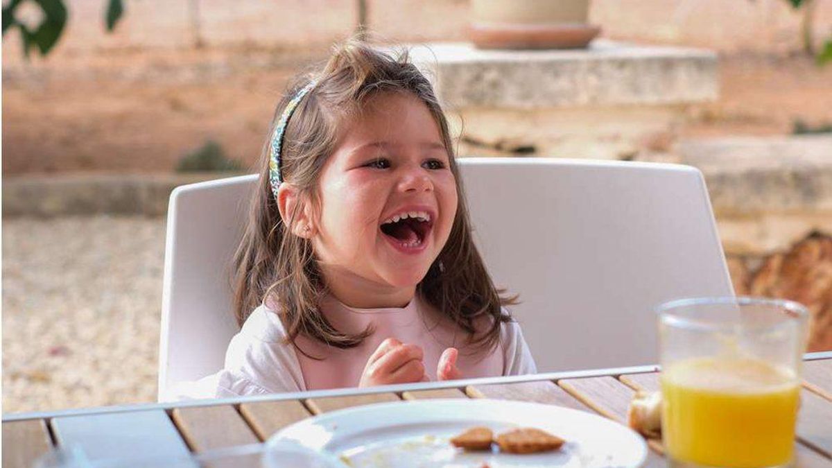Carlota Senís Gómez Cornejo es una niña muy alegre y sociable. Disfruta en "el cole" con sus amigos, ajena a las preocupaciones de sus padres para reunir el dinero necesario para el acceso a una terapia génica.