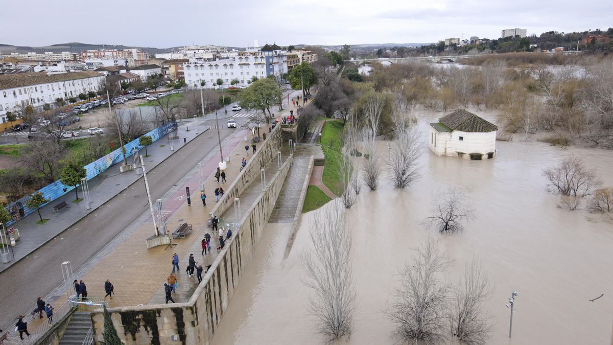 El río Guadalquivir aumenta su caudal a su paso por Córdoba