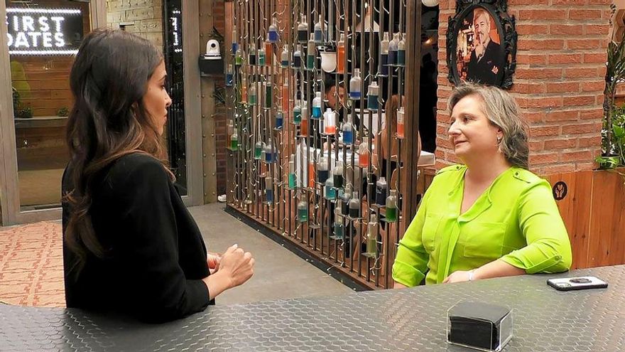 Una comensal de 'First Dates' habló del machismo que sufrió por jugar al fútbol: "Me llegaron a decir 'que enseñe la raja'"