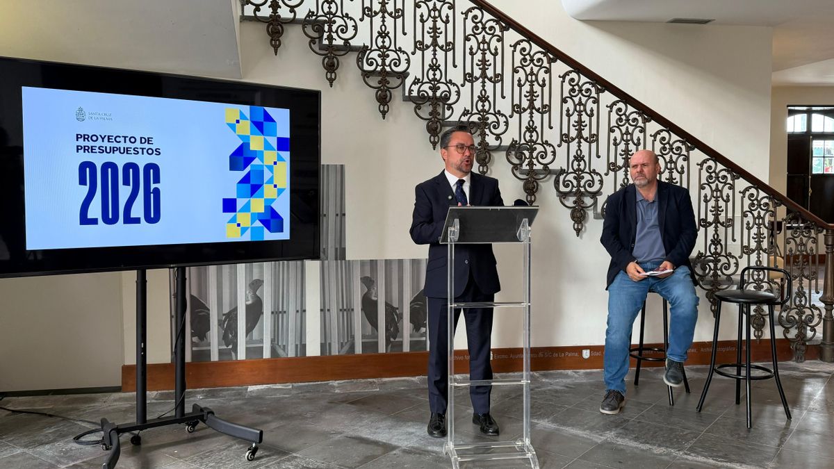 Asier Antona,  alcalde de Santa Cruz de La Palma, y Juan Guerra, concejal de Hacienda, en la presentación del proyecto del Presupuesto Municipal para 2026 del Ayuntamiento de Santa Cruz de La Palma.