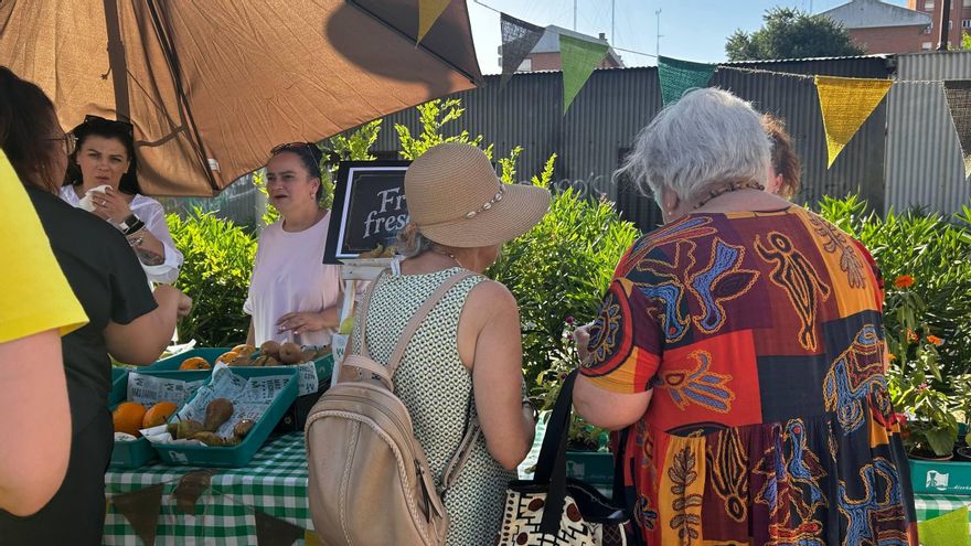 Dos mujeres participando en el intercambio de plantas del oasis climático