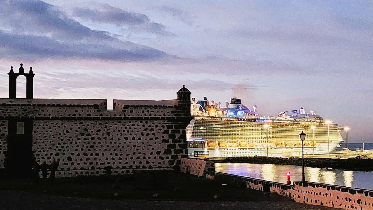 Un crucero, en el puerto de Arrecife.