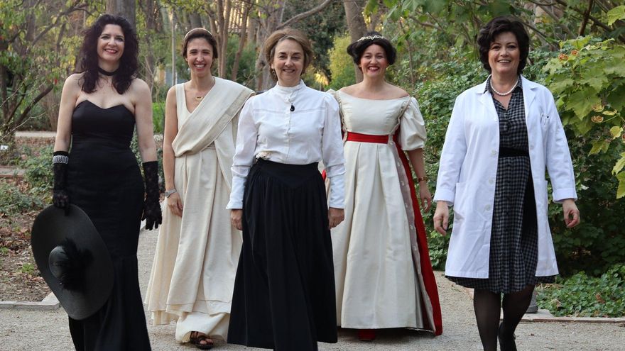 Adela Muñoz (centro) y Clara Grima (derecha) junto a las compañeras con las que montan su obra.