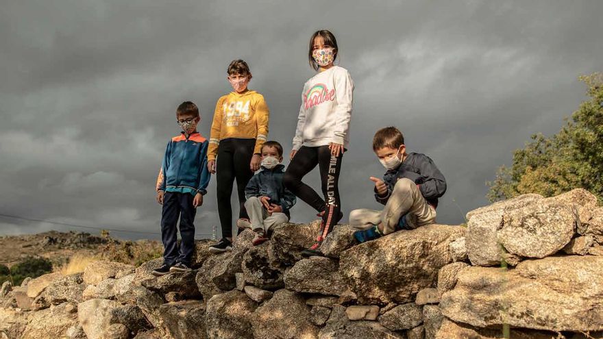 Manuel, Gloria, Víctor, Laura y Miguel son los únicos alumnos de la escuela unitaria de Navatalgordo (Ávila)