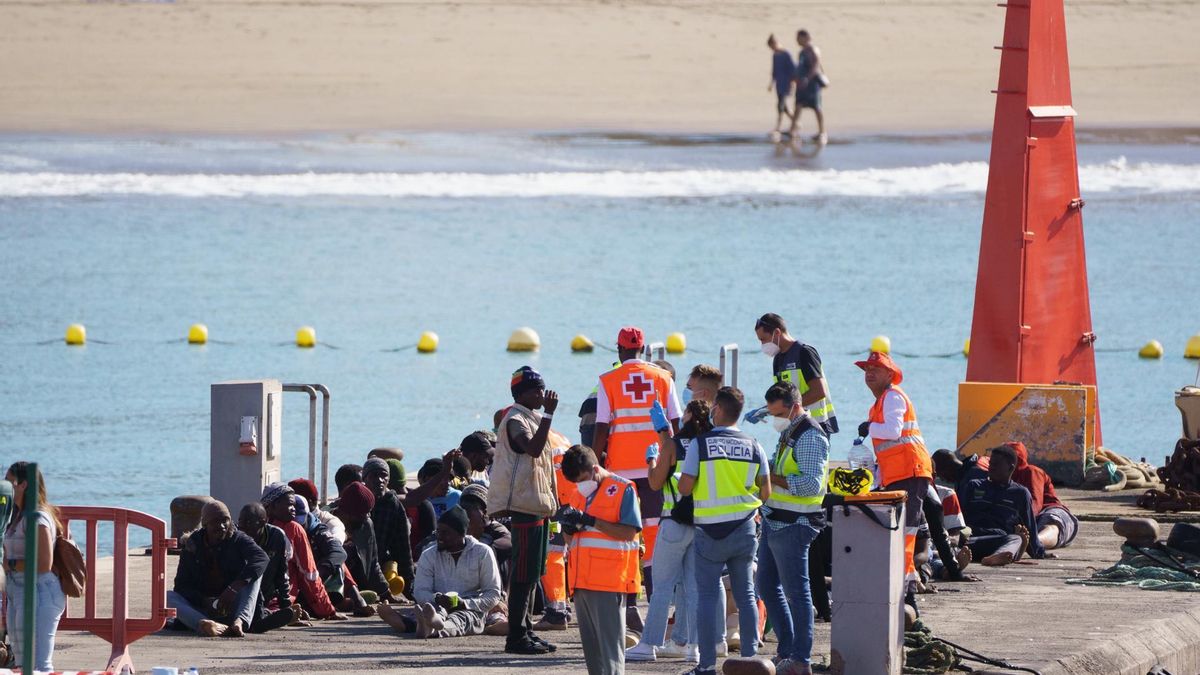 Rescatados 44 migrantes de un cayuco en aguas próximas a Tenerife
