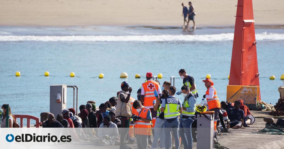 Rescatados 44 migrantes de un cayuco en aguas próximas a Tenerife