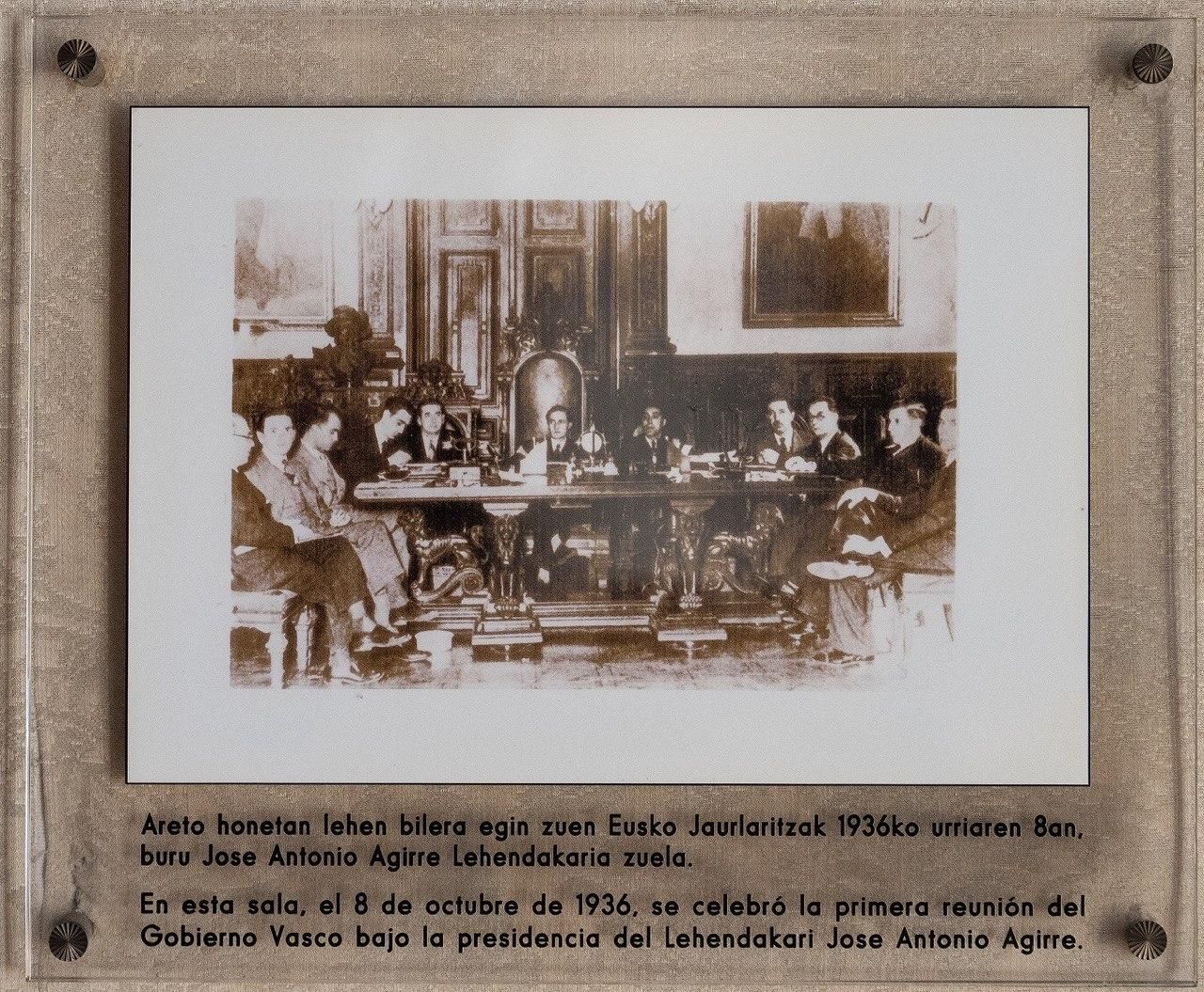 Placa que recuerda la primera reunión del Gobierno vasco bajo la presidencia del lehendakari Agirre