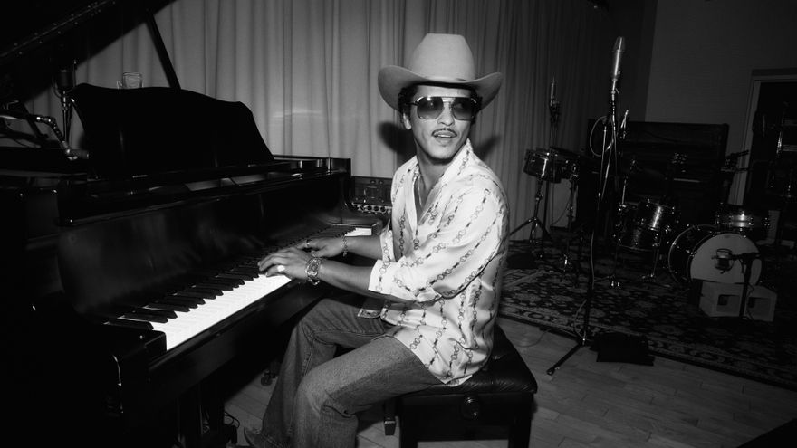 Bruno Mars también se suma a la música latina con ‘The Romantic’, pero se queda sin su parte del pastel