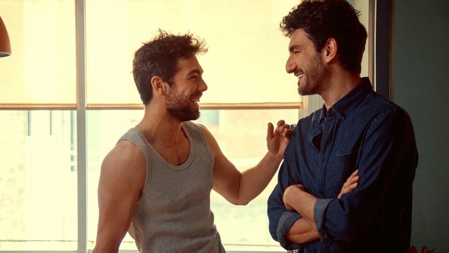 'Smiley', el regalo LGTBIQ de Netflix con Carlos Cuevas y Miki Esparbé que enamora sin sorpresa