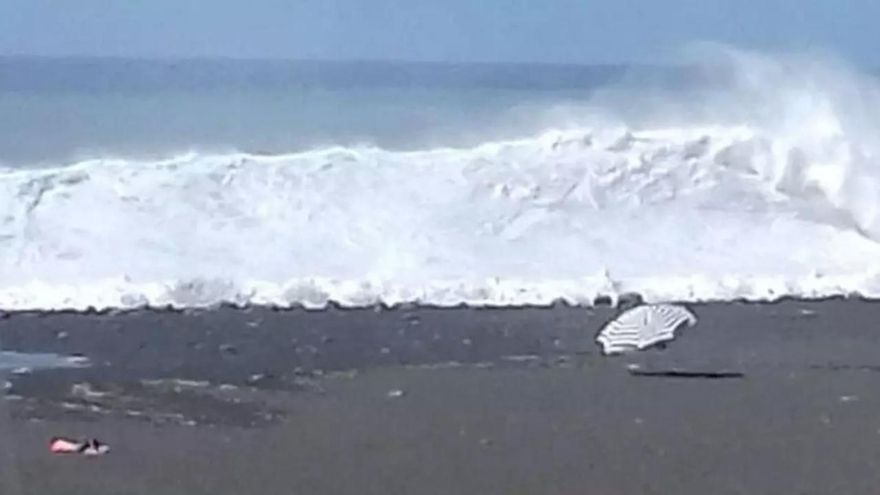 El Gobierno de Canarias solicita a la población que extreme las precauciones ante la prealerta declarada por mar de fondo