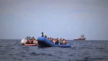 El barco Ocean Viking rescata a 50 personas frente a las costas de Libia