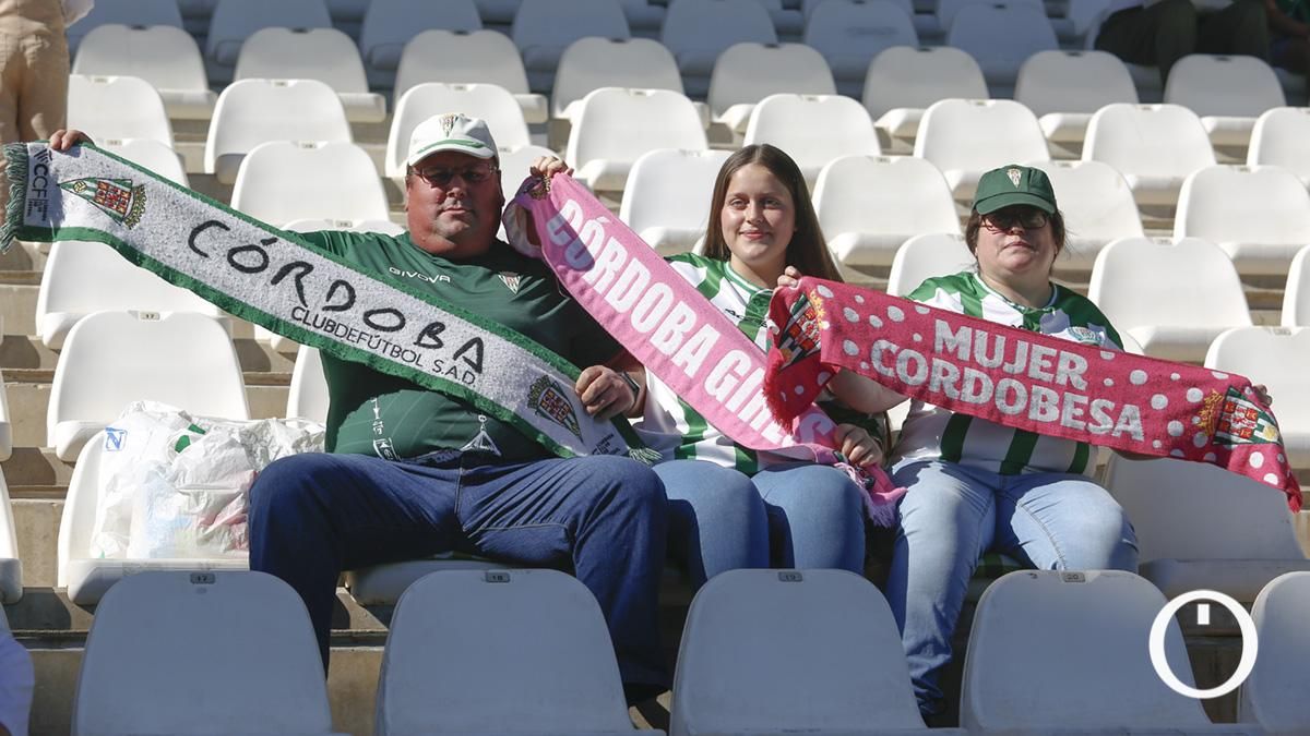Grada Blanquiverde del partido entre el Córdoba CF y AD Alcorcón