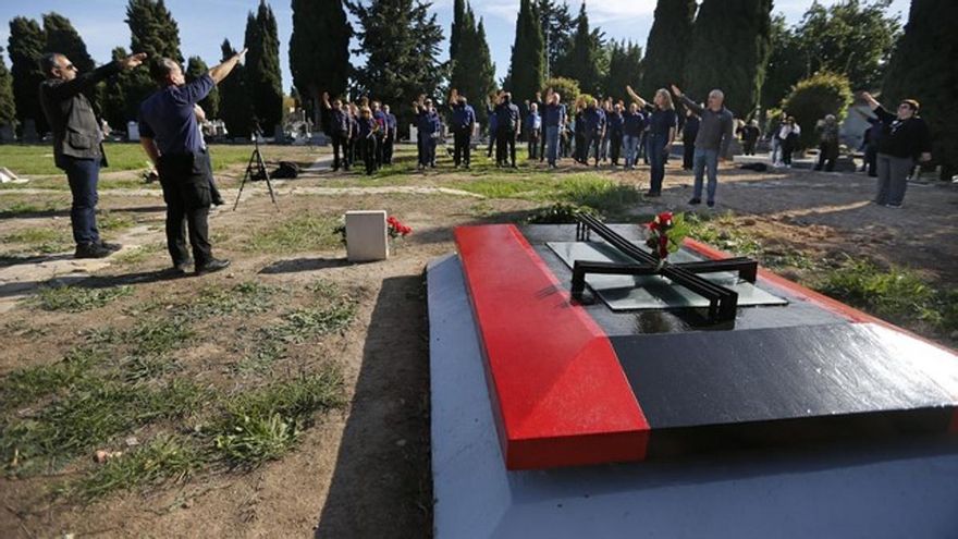 Una treintena de falangistas rinden homenaje a José Antonio Primo de Rivera el 26 de noviembre de 2022 en el cementerio de Alicante, donde inicialmente fue enterrado.