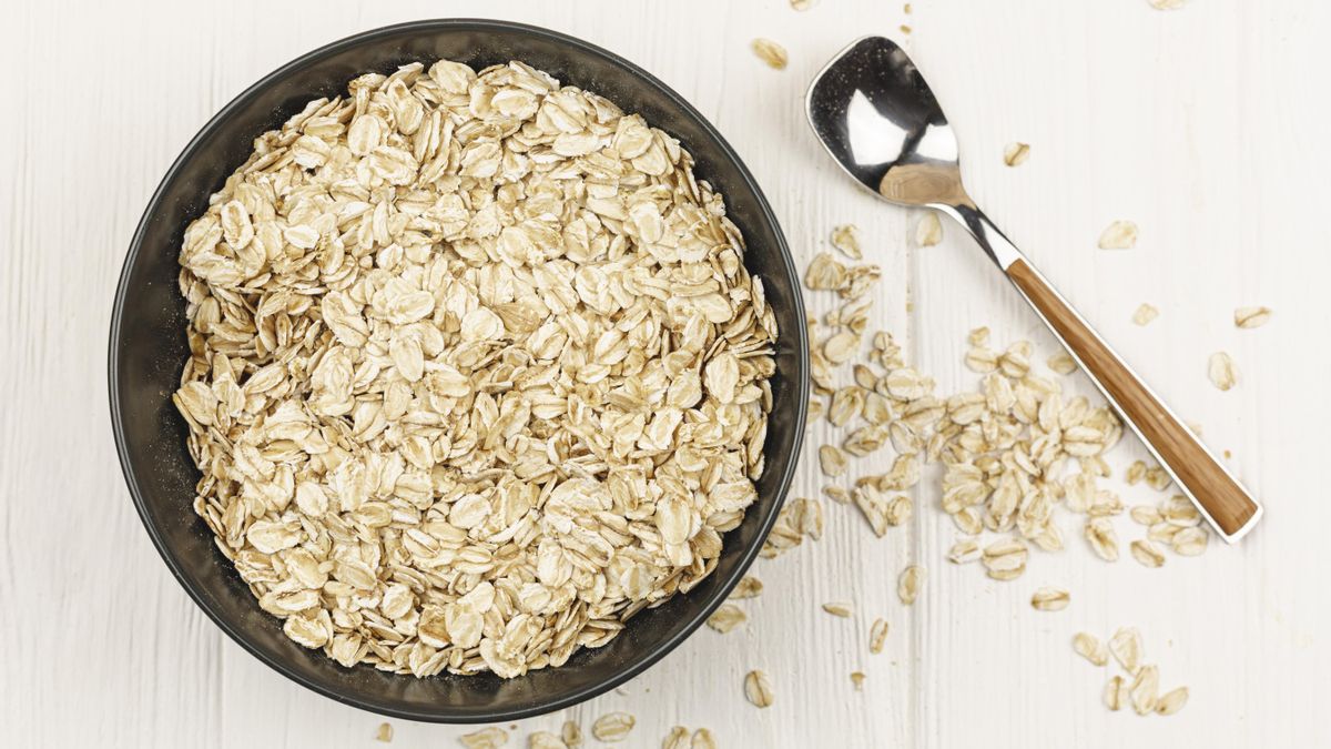 El segundo pilar de la receta es la avena, ya sea en copos o en harina