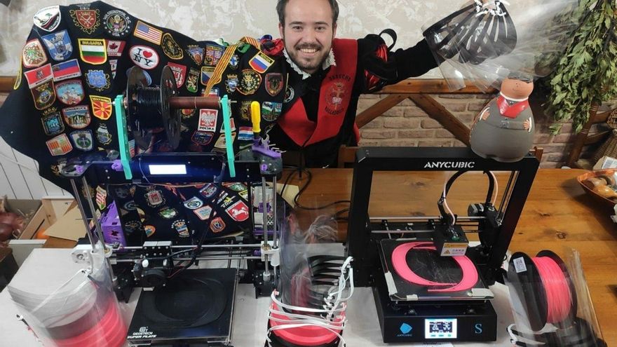 El tuno Sergio Santamaría, junto a las impresoras 3D en las que produce pantallas faciales.