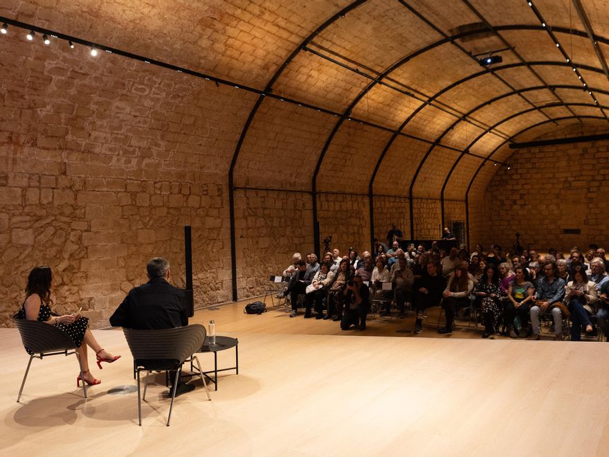 Angy Galvín e Ignacio Escolar durante la primera parte del encuentro con los socios y lectores de elDiario.es