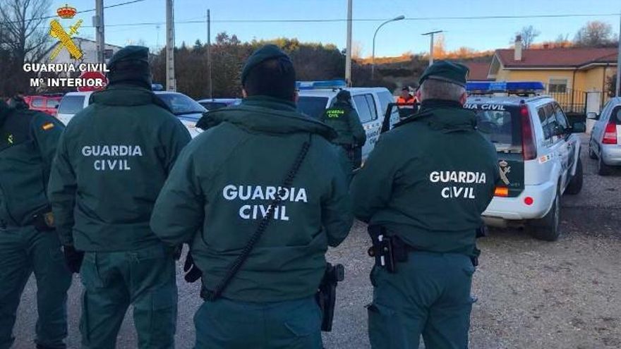 Agentes del Instituto Armado en Riello.