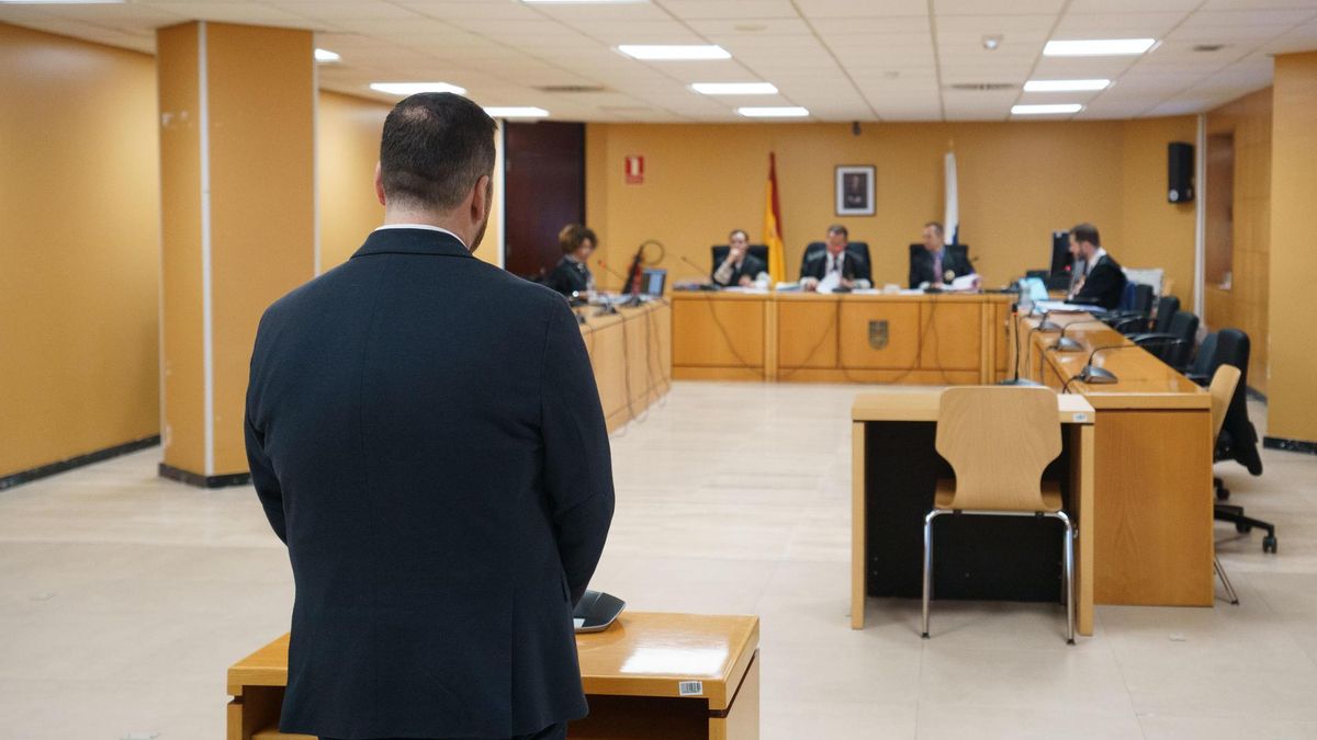 La Audiencia de Santa Cruz de Tenerife juzga por un delito de prevaricación al exconcejal de Fiestas de la ciudad, Andrés Martín. EFE/Ramón de la Rocha