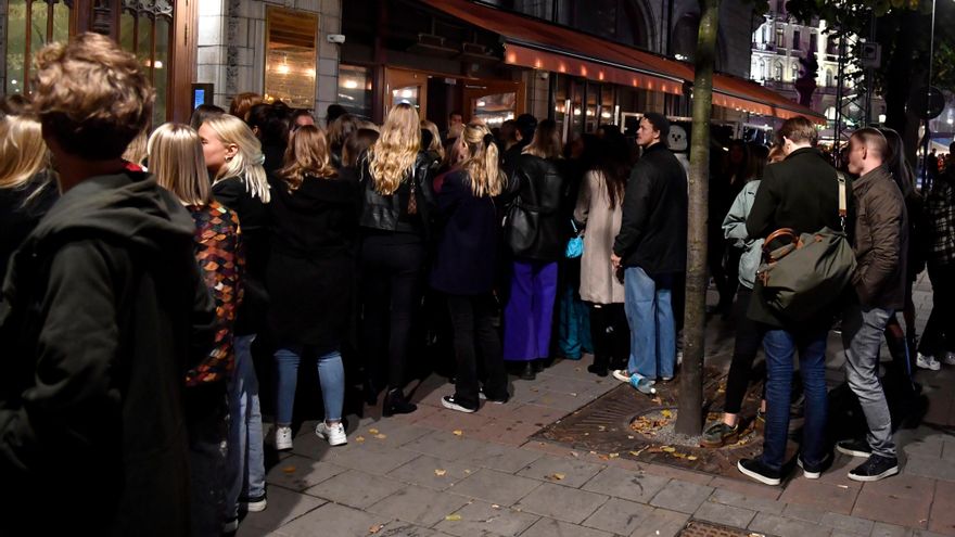 Decenas de personas esperaban en la calle para entrar en una discoteca de Estocolmo, coincidiendo con el fin de las restricciones impuestas por la pandemia de covid-19, el pasado 29 de septiembre. EFE/EPA/PONTUS LUNDAHL