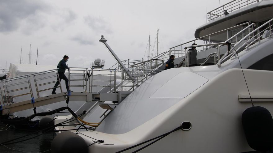 GRAF3059. PALMA DE MALLORCA, 04/04/2022.- Miembros de la Guardia Civil realizan un registro este lunes en el yate Tango que pertenece a un oligarca ruso anclado en el Club Náutico de Palma de Mallorca.