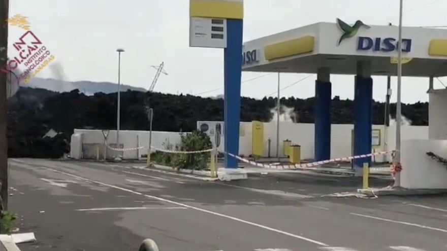 La lava engulle la gasolinera de La Laguna y sigue su paso hacia el casco del barrio