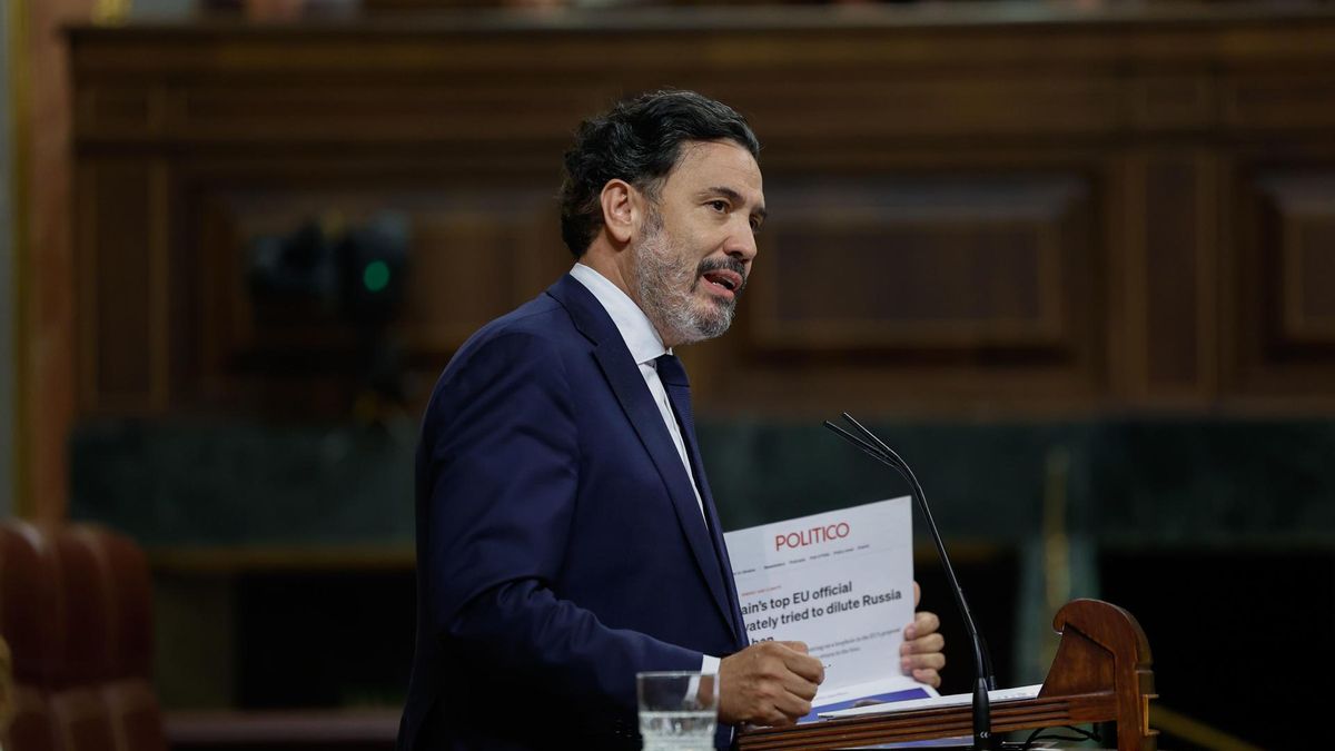 El diputado del PP Guillermo Mariscal interviene en el Pleno del Congreso celebrado este martes. EFE/Chema Moya