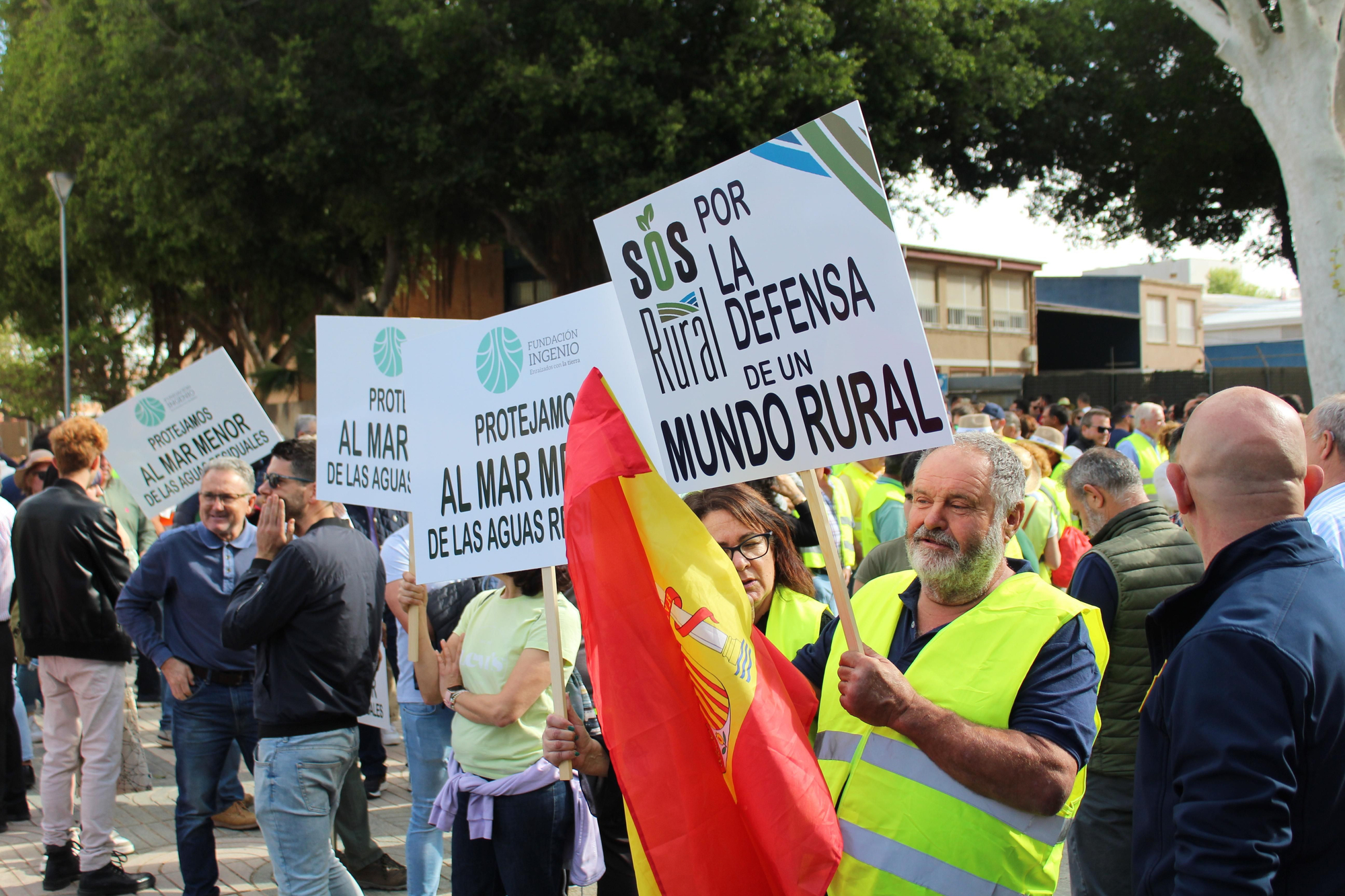 Manifestantes de la Fundación Ingenio, en un momento de la protesta, después de abandonar el paseo Alfonso XIII y restablecer la normalidad