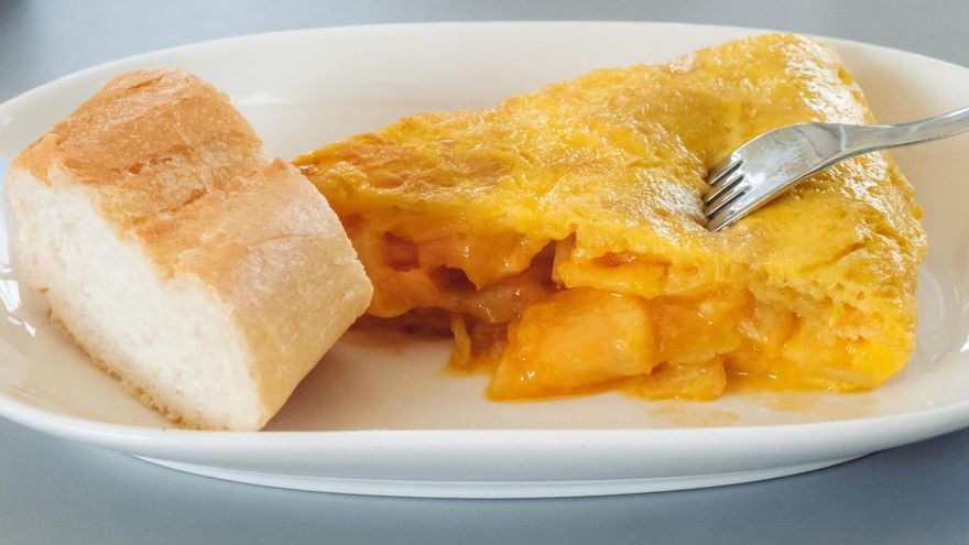 Los riesgos a los que te expones si te gusta la tortilla de patatas poco hecha