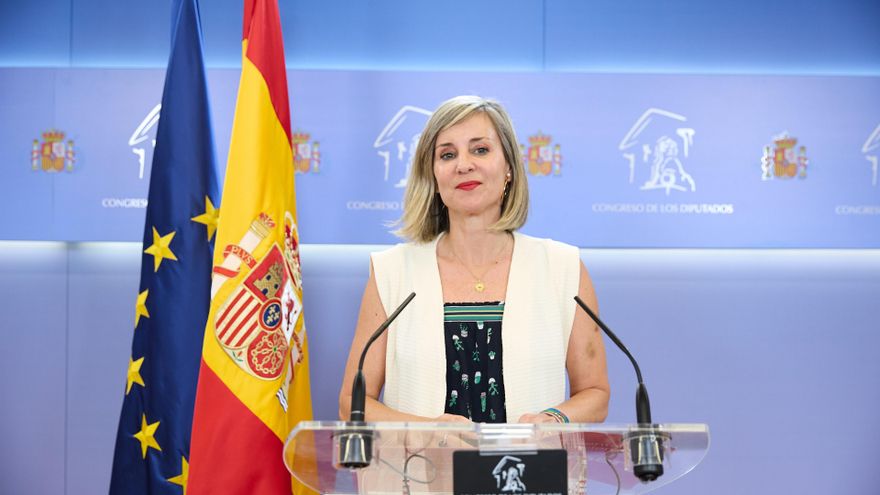 La portavoz de Sumar en el Congreso, Verónica Martínez, durante una rueda de prensa posterior a la reunión de la Junta de Portavoces, en el Congreso de los Diputados, a 17 de junio de 2025, en Madrid (España).