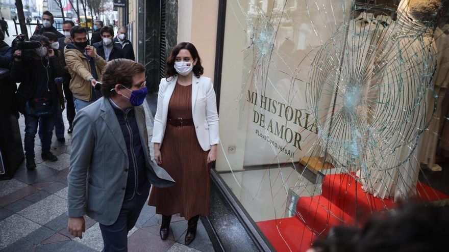 El alcalde, José Luis Martínez-Almeida, y la presidenta regional, Isabel Díaz Ayuso, en un paseo por la Puerta del Sol tras la manifestación por Hasel.