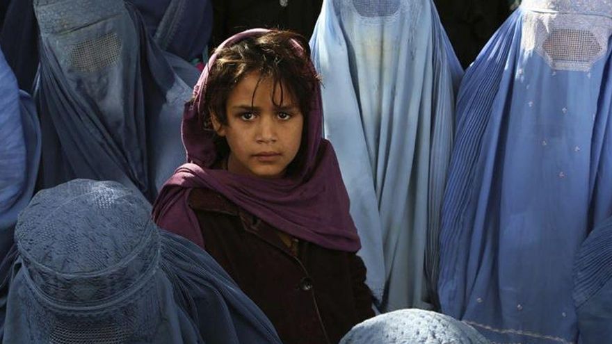 La lucha de una madre en Afganistán por defender a su hija: "Nos escondimos en sacos de harina para que no se la llevaran"