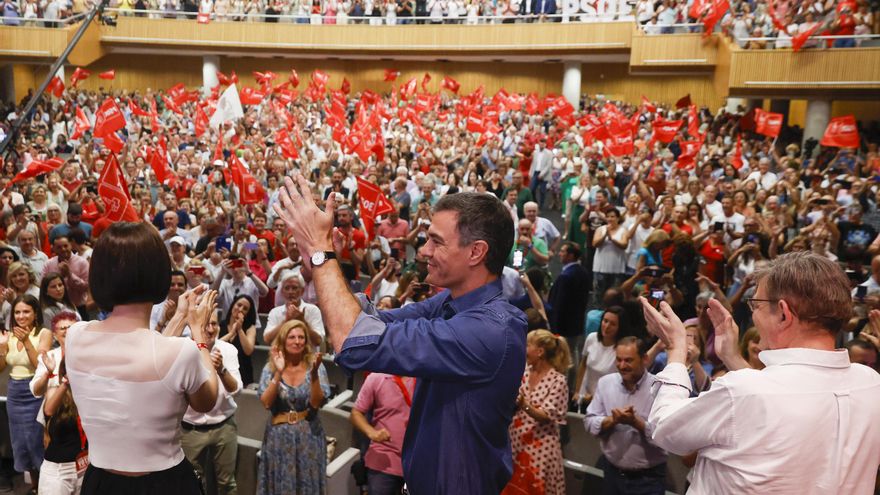El presidente del Gobierno Pedro Sánchez (c), este sábado durante el mitin que ha organizado el PSOE en la ciudad de Valencia. En la imagen junto a Ximo Puig (d) presidente de la Generalidad Valenciana y Diana Morant (i) ministra de Ciencia e Innovación. El PSOE afronta una última semana de campaña que considera "decisiva" para tratar de recuperar la tendencia positiva con la que arrancó la contienda electoral, y por ello redoblará sus esfuerzos estos días con el objetivo de lograr una movilización "masiva" el 23J para que gane la izquierda.- EFE/ Kai Forsterling