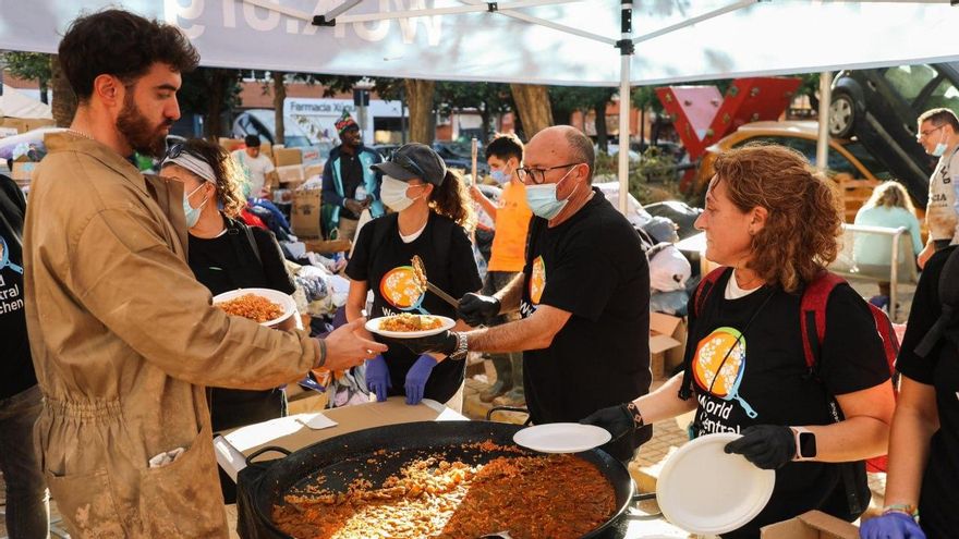 Encarna necesita apoyo psicológico y Carlos, un trayecto al hospital: las apps que coordinan la ayuda por la DANA